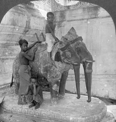 Elefante de três cabeças que guarda um santuário, Arakan Pagoda, Mandalay, Birmânia, 1908.