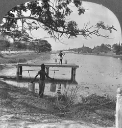 Lado oeste do forte, mostrando o fosso, Mandalay, Birmânia, 1908