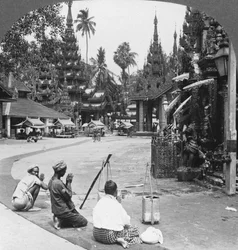 Adorando diante de um ídolo, Pagode Shwedagon, Rangum, Birmânia, 1908