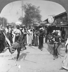 Jovens realizando uma dança de espadas, Birmânia, 1908
