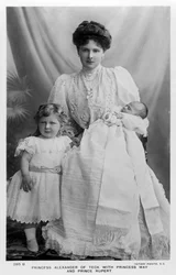 Princesa Alexandre de Teck com a princesa May e o príncipe Rupert, c1907.