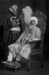 Baba Sir Khem Singh Beda com um criado