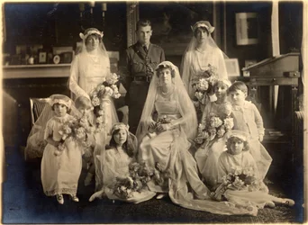 Retrato de grupo do casamento de Lady Blanche Cavendish e do coronel Ivan Murray, Guards Chapel, Lansdowne House, 21 de abril de 1919