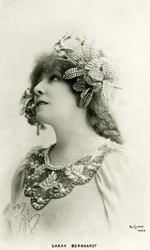 Henriette Rosine Bernard também conhecida por Sarah Bernhardt (1844-1923) como "A princesa distante", uma peça de teatro de Edmond Rostand (foto a p/b)