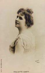 Retrato da cantora francesa Paulette de Bardy, conhecida como Paulette Darty; postal