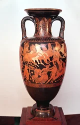 Ânfora de figura vermelha ática representando Ares e Afrodite em uma carruagem lutando contra os gigantes (cerâmica)