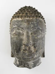 Cabeça colossal de Buda