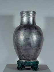 Mesopotâmia: vaso Entemena em prata grave com motivos e escrita cuneiforme (sobrinho e segundo sucessor do Eannatum). Período Sumério (2900-2200 a.C.). 2400 A.C. Sol 0,35x0,18 m Paris, musee du Louvre