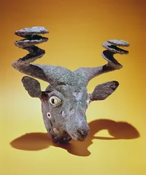 Cabeça de um Touro, do Iraque, c.2000 aC (bronze e concha)