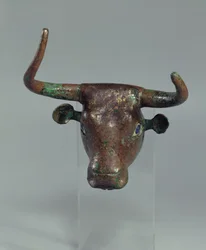 Cabeça de um touro, com a inscrição da Suméria real, monte para uma peça de mobília ou para uma harpa, de Telloh (antigo Girsu) do início do período dinástico, c.2500-2400 aC (cobre) (ver também 208504)