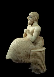 Arte mesopotâmica: estátua do intendente Ebih-il. Escultura de alabastro, concha, lápis-lazúli e xisto, cerca de 2500 a.C. (período sumério, cerca de 2900-2200 a.C.). De Mari. Altura: 0,525 m. Paris, Musée du Louvre