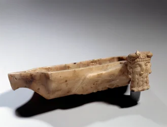 Arte da Mesopotâmia: Lâmpada decorada com um touro androcefálico (em albatroz) do período Sumério (cerca de 2400 a.C.). Paris, Musee Du Louvre