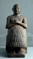 Arte mesopotâmica: estátua do sacerdote e escriba Dudu de Lagash. Escultura em diorito cerca de 2600 a.C. (período sumério, cerca de 2900-2200 a.C.). Altura: 0,45 m, Museu Iraquiano, Bagdade
