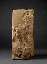 Prisma de Barro Assado ("Prisma Weld-Blundell") com a Lista dos Reis Sumérios dando aos governantes desde "antes do Dilúvio" até ao rei Sin-magir de Isin (c.1827-17 a.C.) inscrito em escrita cuneiforme, provavelmente de Larsa, Iraque (pedra)