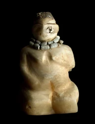 Baixa Mesopotâmia, Iraque, arte suméria: estatueta de alabastro de uma mulher ajoelhada proveniente do sítio de Tell es-Sawwan. 3000 a.C. Dimensões: 9,4 cm. Bagdade, Museu Nacional do Iraque