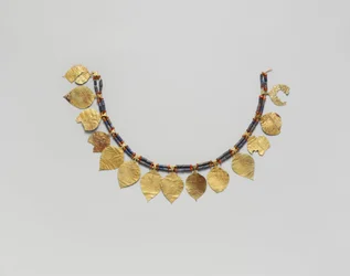 Cocar, c.2600–2500 aC (ouro, lápis-lazúli e cornalina)