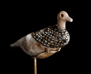 Baixa Mesopotâmia, Iraque, arte suméria: lamparina em forma de pato feita com uma concha incrustada de lápis-lazúli, calcário vermelho e madrepérola. 3000 a.C. C. 21 cm. Bagdade, Museu Nacional do Iraque