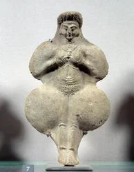 Arte oriental: estatueta de terracota de uma mulher segurando os seios, provável representação de Ishtar, deusa da fertilidade. De Susa, Irão. Período elamita. Séculos XIV-XII a.C. Altura 0,16 m. Museu do Louvre.