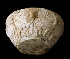 Arte suméria: corte em calcário esculpido a partir de relevos beliers. 3000 AC. Dim 9 x diamante 22 cm Bagdad, Museu Nacional do Iraque.