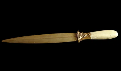 Civilização suméria: punhal de ouro (29 cm). Do sítio arqueológico de Ur. Bagdade, Museu Nacional do Iraque