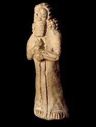 Civilização suméria: estatueta em terracota de gênio protetor depositada sob as fundações de uma casa. Século VIII-7 AC. Dim. 13 cm Bagdad, Museu Nacional do Iraque.