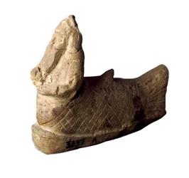 Civilização suméria: estatueta em terracota de um génio protetor com a forma de um homem-peixe, colocada sob os alicerces de uma casa. Séculos VIII-VII a.C. Dimensões: 12 x 9,7 cm. Bagdade, Museu Nacional do Iraque