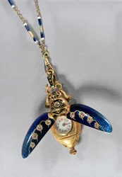 Relógio pingente em forma de caçador, em forma de escaravelho, Chaux-de-Fonds, década de 1890 (ouro, ligas de cobre, diamantes lapidados, rubis e esmalte)