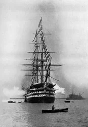 HMS Duke of Wellington disparando uma saudação real como carro-chefe em Portsmouth, Hampshire, 1896.