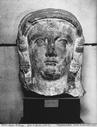 Cabeça de uma senhora de Palmyra, meados do século II dC (giz rosa)