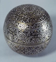Arte Oriental: Perfume frutado (queima-perfume) ou aquecedor de mãos da Síria, final do século XV, início do século XVI. Liga de cobre martelada com decoração grave, pierces, incrustada com ouro, prata e pasta preta. Paris, Musee Du Louvre