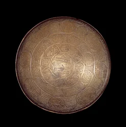 Arte oriental: decoração de tigelas de cobre e prata. Século XIII ou XIV. Da Síria. Paris, Museu do Louvre.