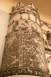 A entrada do Museu Nacional, que incorpora o portal monumental de Qasr al-Hayr al-Gharbi, um dos mais famosos castelos omíadas, cidade velha de Damasco (Lista do Património Mundial da UNESCO)
