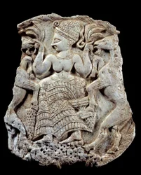 Tampa de marfim esculpida: Deusa micénica de fecondite como mestre dos animais. De Twink El Beida, Síria. Século XIII a.C. Paris, Museu do Louvre.