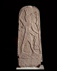 Arte oriental: estela do deus Baal no relâmpago. (Deus guerreiro que protege o rei) Escultura do século XV a.C., Síria. Paris, Musée du Louvre