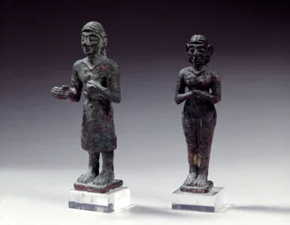 Estatuetas de adoradores e deusas em bronze, da Síria 2300-2000 AC. Paris, Museu do Louvre
