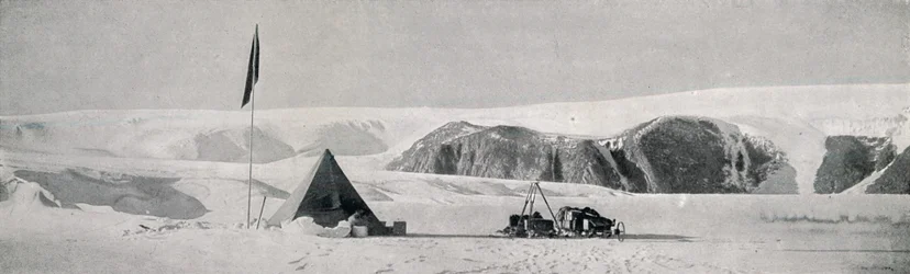 Couloir Cliffs, Granite Harbor, mostrando o acampamento fora da língua do Piemonte, c1911, 1913