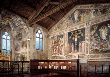 Vista interior da sacristia com frescos que retratam a paixão de Jesus