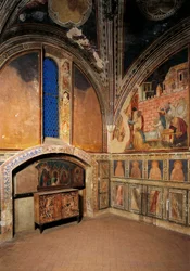 Vista da capela decorada com frescos