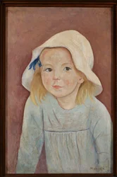 Menina com chapéu branco
