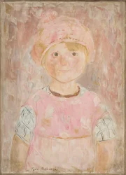 Menina com vestido cor-de-rosa e boné
