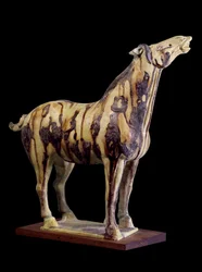 Arte chinesa: Estatueta funerária em terracota com esmaltes tricolores representando um cavalo de galinha. Do túmulo da Princesa Yong Tai (502-594 d.C.), Chensi. Dinastia Tang (618-907 d.C.).