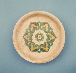 Prato de oferenda chinês, com linhas incisas para evitar a cor, Dinastia Tang, 618-906 (barro)