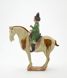 Homem a cavalo, dinastia Tang, c.700-750 (louça de barro com esmalte de chumbo-silicato e detalhes pintados)