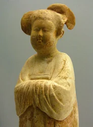 Cerâmica pintada e dourada, estatueta feminina, dinastia Tang (618-907), Museu Nacional de Xangai. Fotografia de Léonard de Selva, China, 2006.