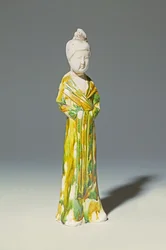 Figura de cerâmica pálida Sancai de uma senhora da corte permanente, Dinastia Tang (cerâmica)