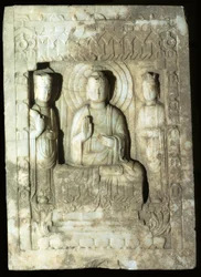 Stele representando o Buda cercado por seus dois assistentes, 618-907 (calcário)