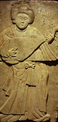 Terracota estela com músico, Dinastia Tang (618-907), descoberto na província de Shaanxi, Museu Florestal Steles em Xian. Fotografia, Leonard de Selva, China, 2006.