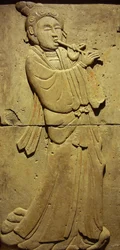 Terracota estela com músico, Dinastia Tang (618-907), descoberto na província de Shaanxi, Museu Florestal Steles em Xian. Fotografia, Leonard de Selva, China, 2006.