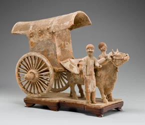 Carrinho de boi de duas rodas com boi e dois atendentes em pé (terracota pintada)