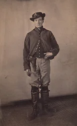Soldado da cavalaria da União com pistola no coldre, 1861-65.